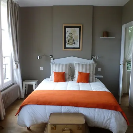 D'hotes Du Bas Manoir Bed & Breakfast