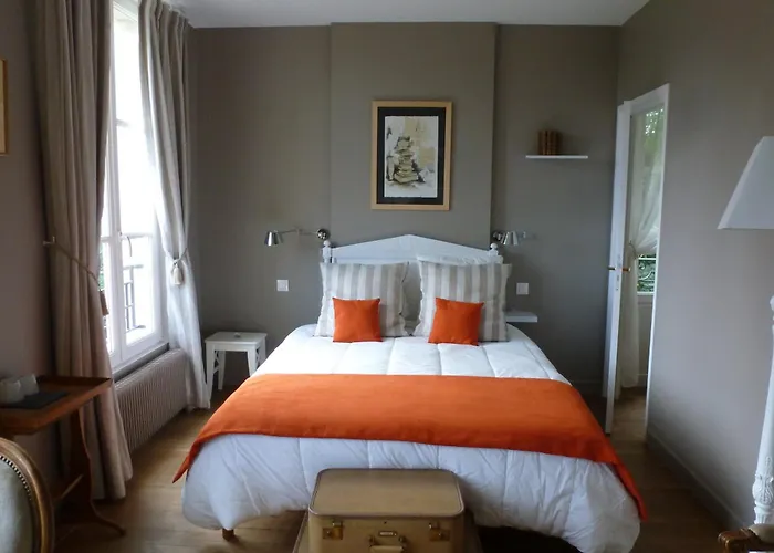 D'hotes Du Bas Manoir Bed & Breakfast